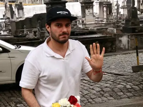 
					Corpo de Lua Blanco é velado no Rio; Arthur Aguiar, Micael Borges, Letícia Colin e mais famosos se despedem da artista
				
				