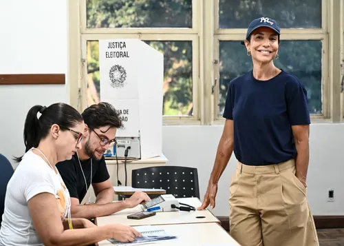 
					Famosos votam no 2º turno das Eleições 2026; FOTOS
				
				