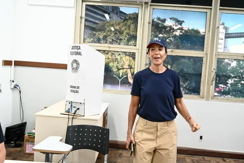 
					De boné e bermudão, Ivete Sangalo vota em Salvador e posa para fotos
				
				