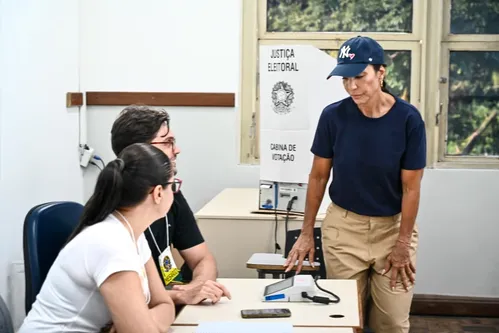 
					De boné e bermudão, Ivete Sangalo vota em Salvador e posa para fotos
				
				