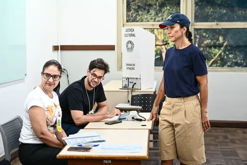 
					De boné e bermudão, Ivete Sangalo vota em Salvador e posa para fotos
				
				