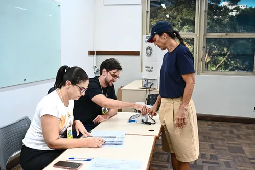 
					De boné e bermudão, Ivete Sangalo vota em Salvador e posa para fotos
				
				