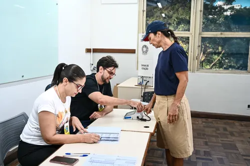 
					De boné e bermudão, Ivete Sangalo vota em Salvador e posa para fotos
				
				