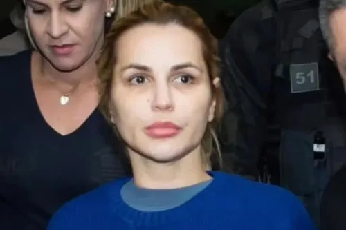 
					Deolane Bezerra faz desabafo em nova carta da prisão e mãe desaba: 'Não sei até quando vou suportar'; leia a carta na íntegra
				
				