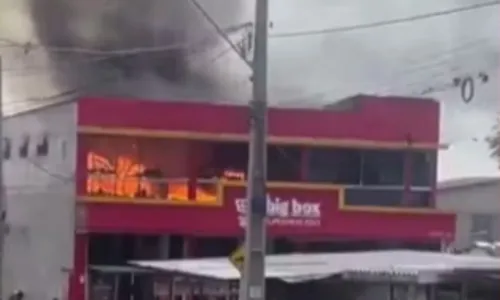 
					Depósito de supermercado é destruído por incêndio em cidade baiana
				
				
