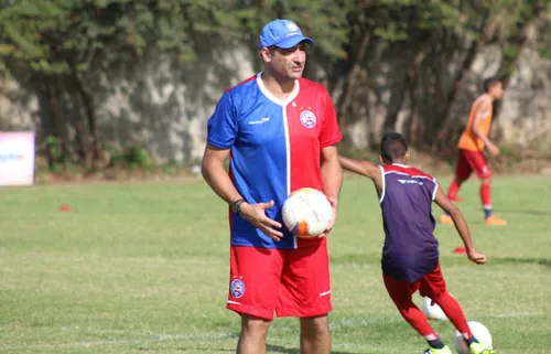 
					Eleições 2026: ex-jogadores de futebol dão vexame nas urnas e 2 são eleitos; veja lista de votos
				
				