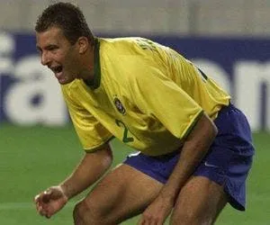 
					Eleições 2026: ex-jogadores de futebol dão vexame nas urnas e 2 são eleitos; veja lista de votos
				
				