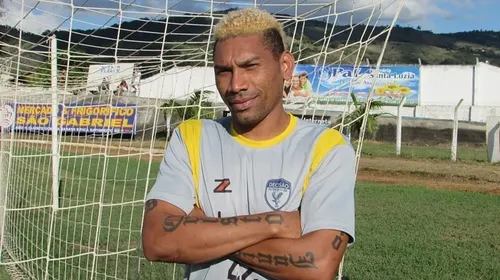 
					Eleições 2026: ex-jogadores de futebol dão vexame nas urnas e 2 são eleitos; veja lista de votos
				
				