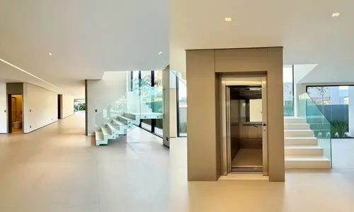 
					Elevador privado, quatro suítes, 900 m² de área: Ana Clara 'chora' desconto de R$ 900 mil para virar vizinha de Vini Jr.; VEJA FOTOS
				
				
