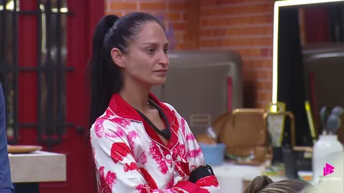 
					A Fazenda 18: Fran 'surta' e joga água no rosto de Ariela: 'Não tem empregada aqui'
				
				