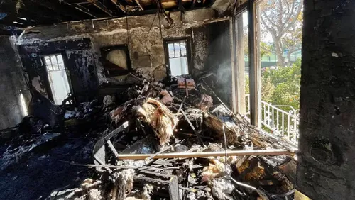 
					Erik Marmo, ex-galã da Globo, tem casa destruída por incêndio nos EUA; vida do ator mudou drásticamente
				
				