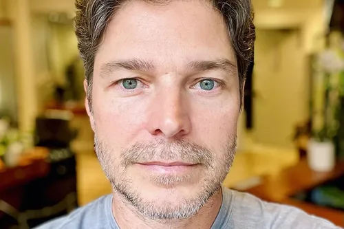 
					Erik Marmo, ex-galã da Globo, tem casa destruída por incêndio nos EUA; vida do ator mudou drásticamente
				
				