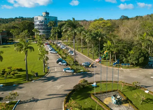 
					Estudantes são hospitalizados após termômetro com mercúrio quebrar em universidade na Bahia
				
				