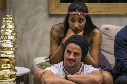 
					Ex-aeromoça do 'BBB' se casa com britânica em cerimônia luxuosa; veja
				
				