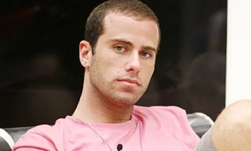 
					Ex-BBB casado trai esposa com dentista envolvida em polêmica de agressão; relação sexual é exposta
				
				