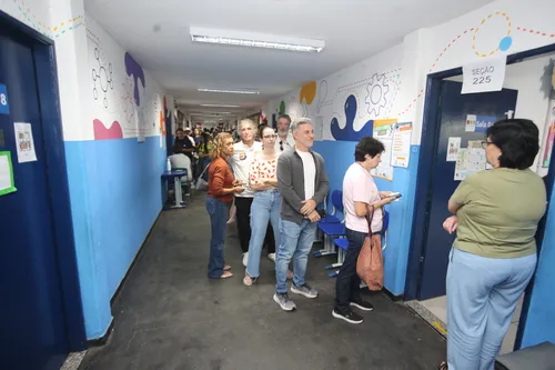 
					Famosos votam no 1º turno das Eleições 2026; veja fotos
				
				