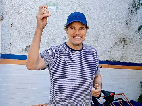 
					Famosos votam no 1º turno das Eleições 2026; veja fotos
				
				