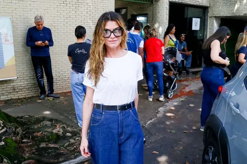 
					Famosos votam no 1º turno das Eleições 2026; veja fotos
				
				