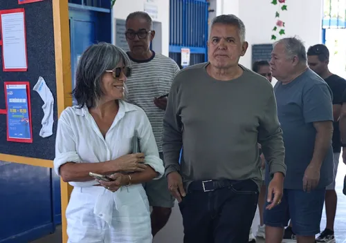 
					Famosos votam no 1º turno das Eleições 2026; veja fotos
				
				