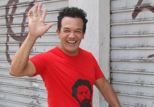 
					Famosos votam no 1º turno das Eleições 2026; veja fotos
				
				