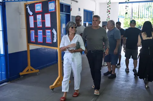 
					Famosos votam no 1º turno das Eleições 2026; veja fotos
				
				