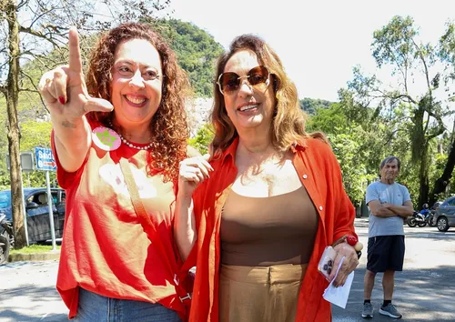 
					Famosos votam no 1º turno das Eleições 2026; veja fotos
				
				