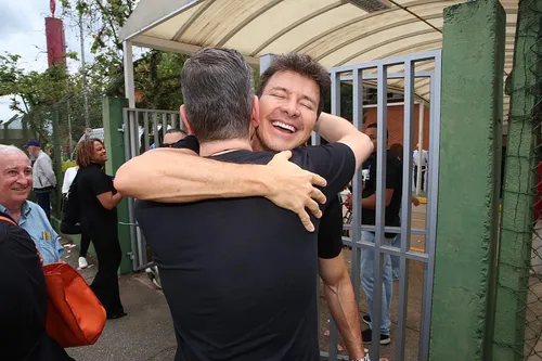 
					Famosos votam no 1º turno das Eleições 2026; veja fotos
				
				
