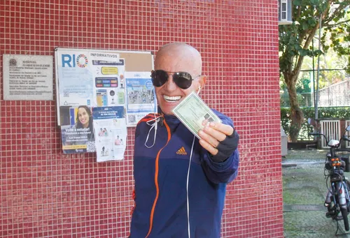 
					Famosos votam no 1º turno das Eleições 2026; veja fotos
				
				