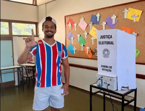 
					Famosos votam no 1º turno das Eleições 2026; veja fotos
				
				