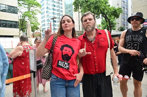 
					Famosos votam no 1º turno das Eleições 2026; veja fotos
				
				