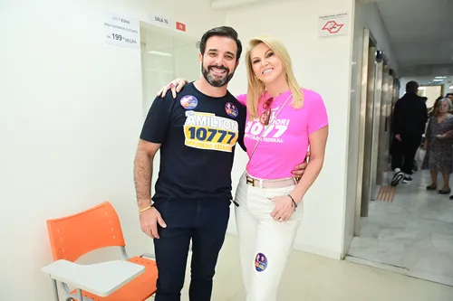
					Famosos votam no 1º turno das Eleições 2026; veja fotos
				
				