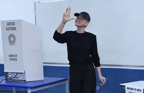 
					Famosos votam no 2º turno das Eleições 2026; FOTOS
				
				