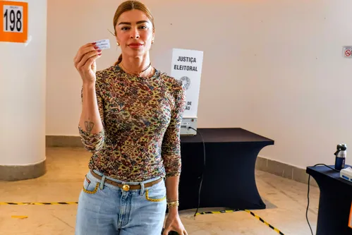 
					Famosos votam no 2º turno das Eleições 2026; FOTOS
				
				