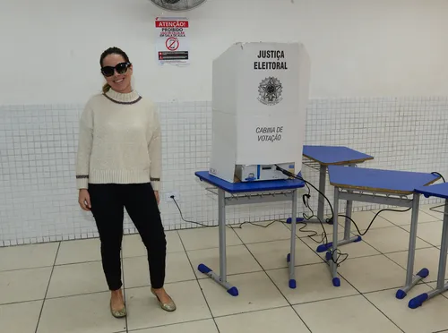 
					Famosos votam no 2º turno das Eleições 2026; FOTOS
				
				