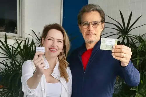 
					Famosos votam no 2º turno das Eleições 2026; FOTOS
				
				