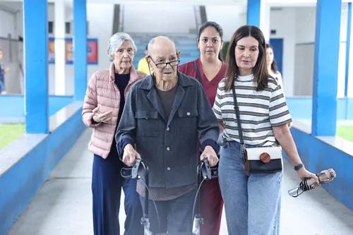 
					Famosos votam no 2º turno das Eleições 2026; FOTOS
				
				