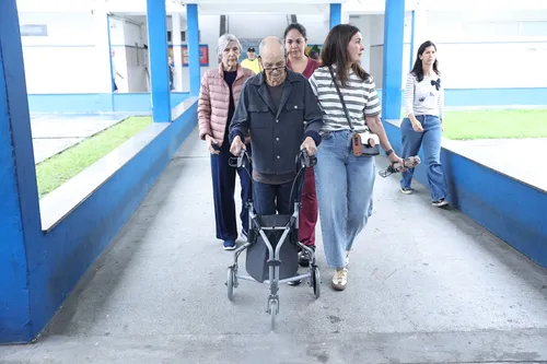 
					Fátima Bernardes surge em clique raro com pais de 90 e 83 anos durante votação; FOTOS
				
				