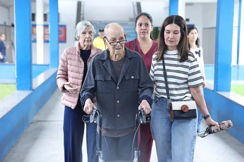 
					Famosos votam no 2º turno das Eleições 2026; FOTOS
				
				