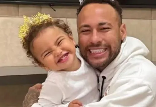 
					Filha de Neymar surge com camisa de rival do Santos, e Bruna Biancardi explica
				
				