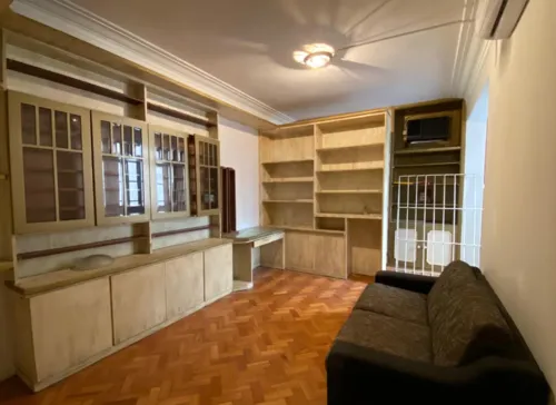 
					Filho de Renato Russo barra venda de apartamento milionário; local foi 'abandonado' e virou ponto turístico no Rio
				
				