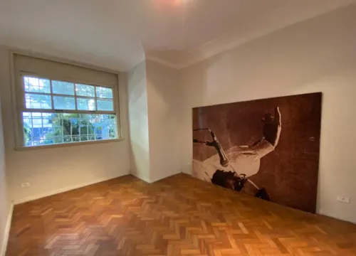 
					Filho de Renato Russo barra venda de apartamento milionário; local foi 'abandonado' e virou ponto turístico no Rio
				
				