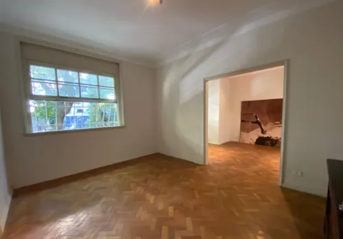 
					Filho de Renato Russo barra venda de apartamento milionário; local foi 'abandonado' e virou ponto turístico no Rio
				
				