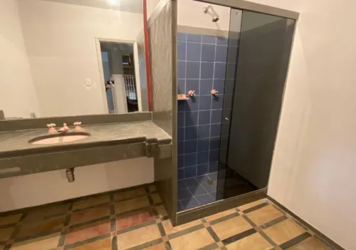 
					Filho de Renato Russo barra venda de apartamento milionário; local foi 'abandonado' e virou ponto turístico no Rio
				
				