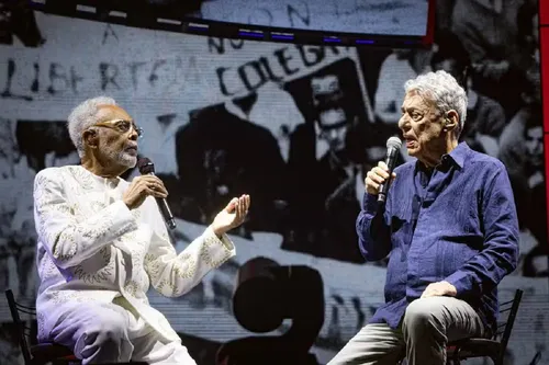 
					Fran Gil e Clara Buarque, netos de Gilberto Gil e Chico Buarque, cantam juntos em casamento e roubam a cena
				
				