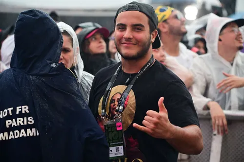
					Gêmeas de Ivete Sangalo invadem palco e fazem passo do Jamal com a mãe
				
				