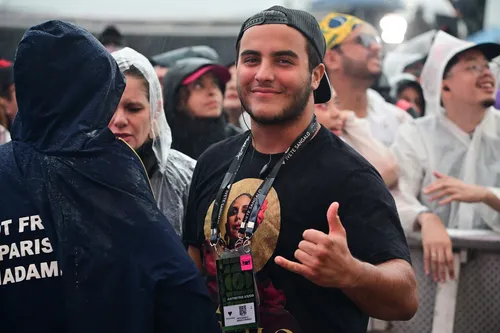 
					Gêmeas de Ivete Sangalo invadem palco e fazem passo do Jamal com a mãe
				
				