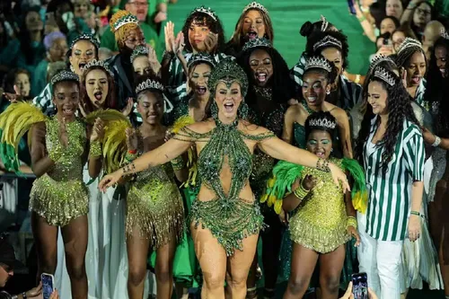 
					IZA entrega o que disse a Paolla Oliveira antes da coroação na Imperatriz e manda recado
				
				