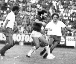 
					Jair Ventura pede Lucas Arcanjo, goleiro do Vitória, na Seleção Brasileira; relembre ex-Vitória que defenderam o Brasil
				
				