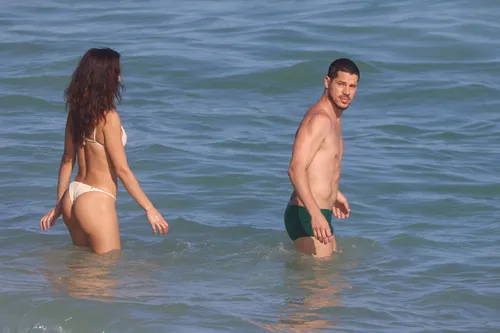
					José Loreto e Fernanda Marques sobem a temperatura e curtem praia aos beijos
				
				
