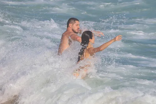 
					José Loreto e Fernanda Marques sobem a temperatura e curtem praia aos beijos
				
				